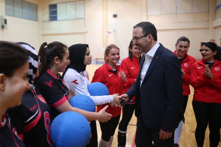 Bakan Kasapoğlu'ndan olimpiyat yolcusu sporculara ziyaret