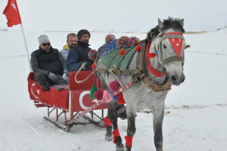 Çıldır Gölü'ne turistlerden ilgi büyük