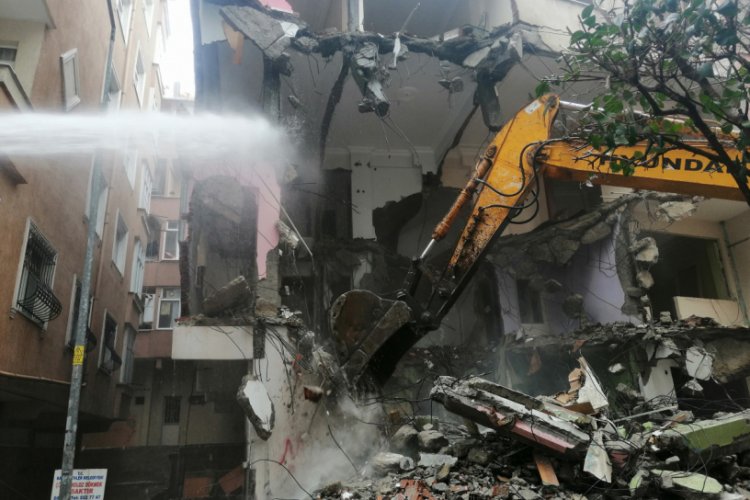 Bahçelievler'de 3 ağır hasarlı bina daha yıkıldı