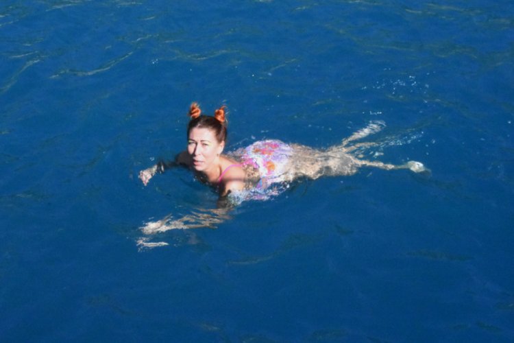 Turistler kış ortasında deniz keyfi yaptı
