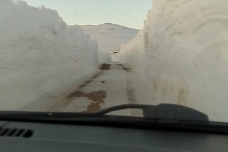 2 metreyi bulan kar yolda tünel oluşturdu