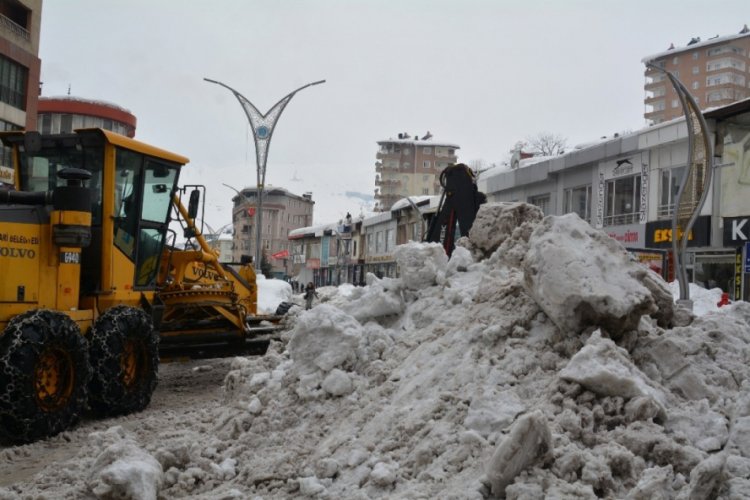 Hakkari'deki kar yığınları kent dışına çıkartılıyor