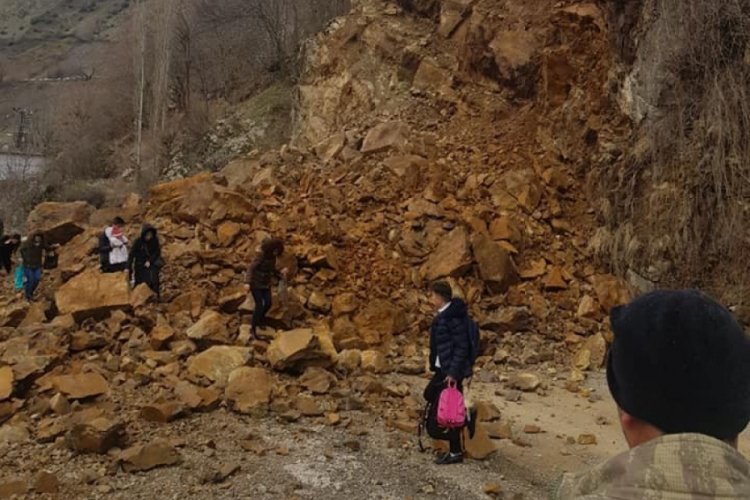 Heyelan köy yolunu ulaşıma kapattı