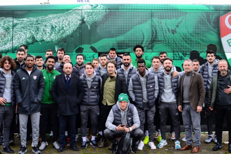 Bursaspor'u, basketbol takımı ve taraftarlar uğurladı