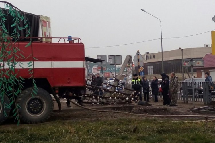 Rusya'da otomobile çarpan tır eczaneye daldı