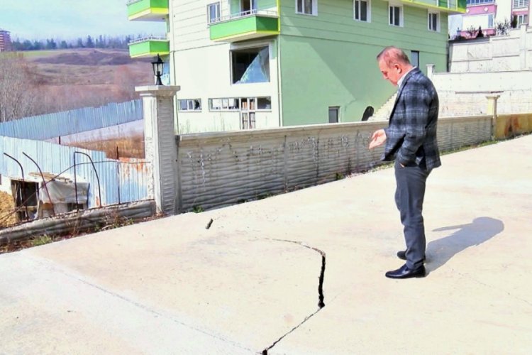 Tahliye edilen 9 katlı bina 30 santimetre yan yatmış