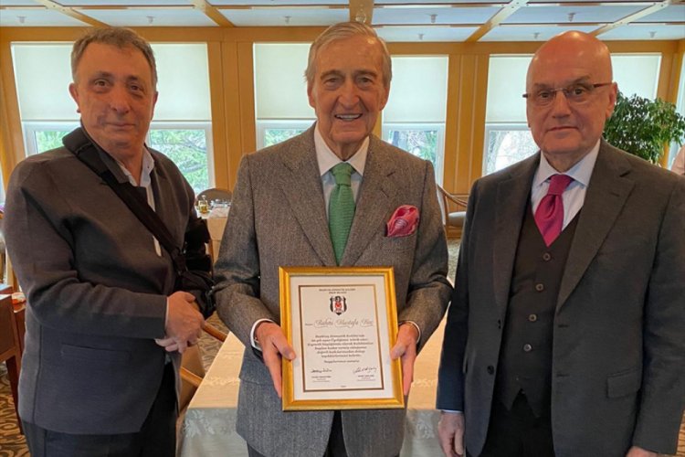 Beşiktaş'ta Rahmi Koç'a 60. yıl üyelik mazbatası takdim edildi