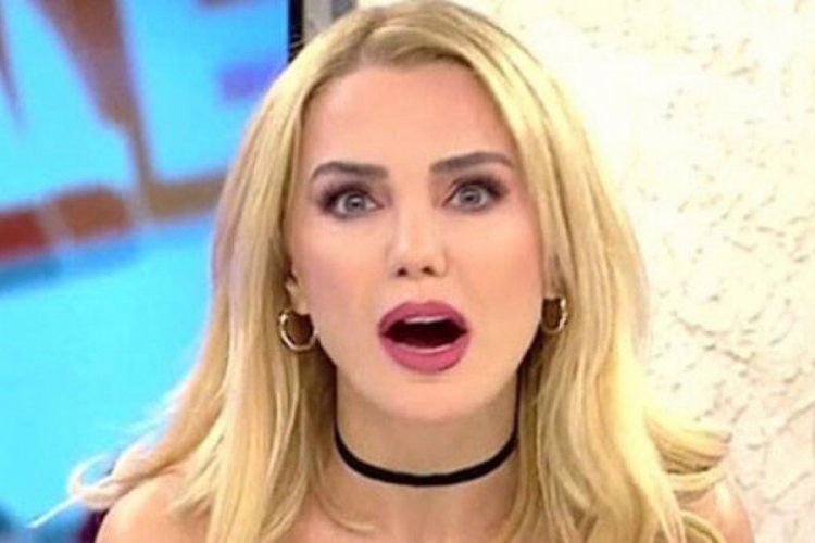 Ece Erken telefon ekranını gösterirken sahte hesapları ifşa oldu
