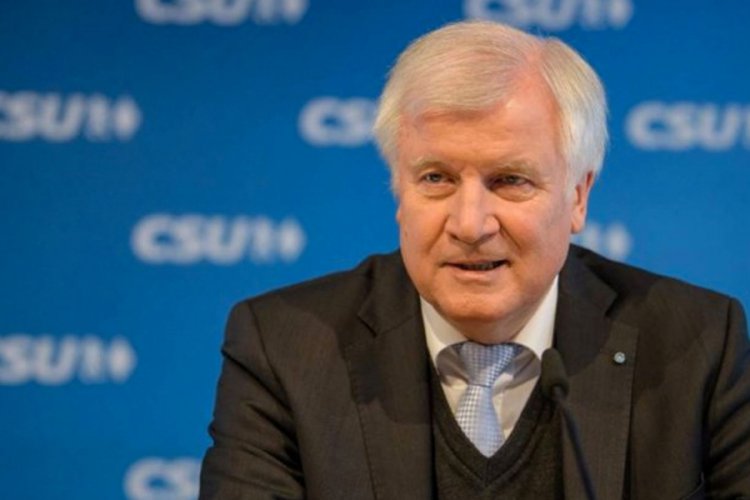 Seehofer'den ırkçı saldırı sonrası açıklama: ''Silah sahipleri psikolojik incelemeden geçsin''