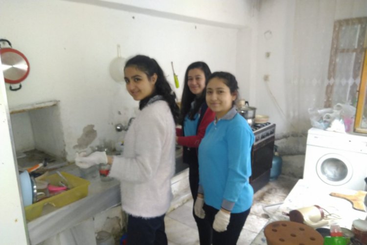 Manisa'da liseli öğrenciler bakıma muhtaç ailelerin evlerini temizledi