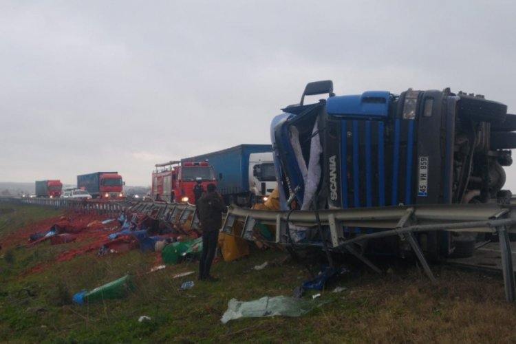 Bursa'da TIR devrildi, kara yolu salça tarlasına döndü