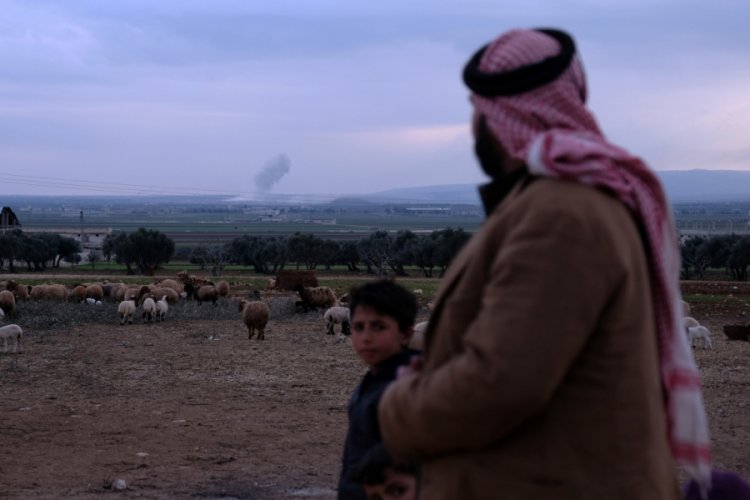 Sarmin kasabası gün boyu bombalandı