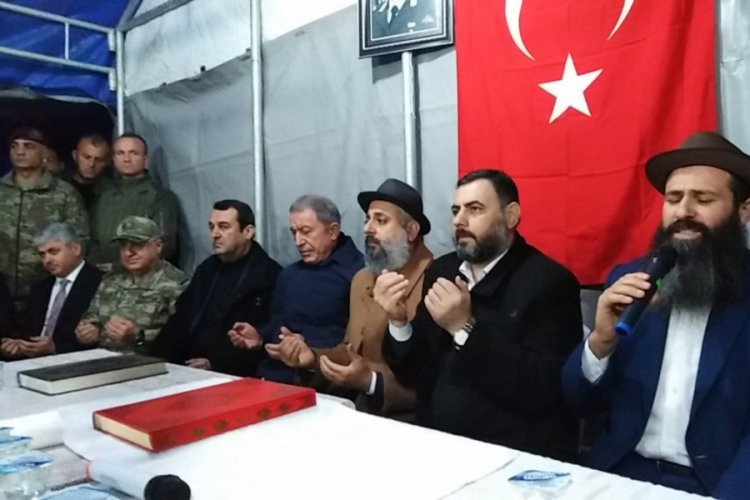 Bakan Akar, şehit evini ziyaret etti