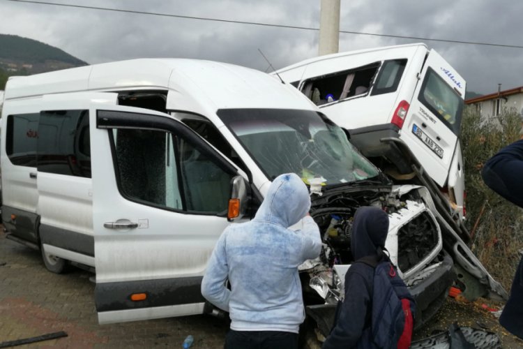 Öğrenci servisleri çarpıştı, çok sayıda yaralı var