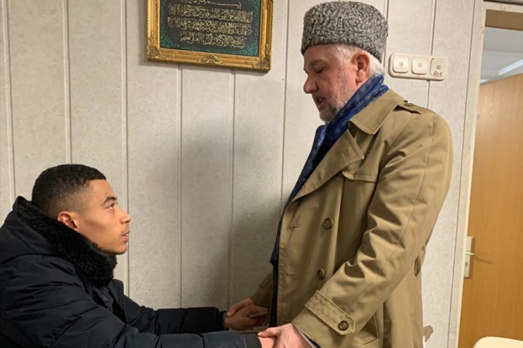 Irkçı terör saldırısından kurtulan Kamerunlu Müslüman oldu