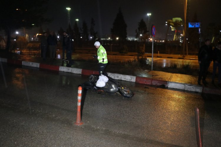 Kontrolden çıkan motosiklet devrildi