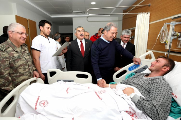 Bakan Akar, yaralı askerleri ziyaret etti