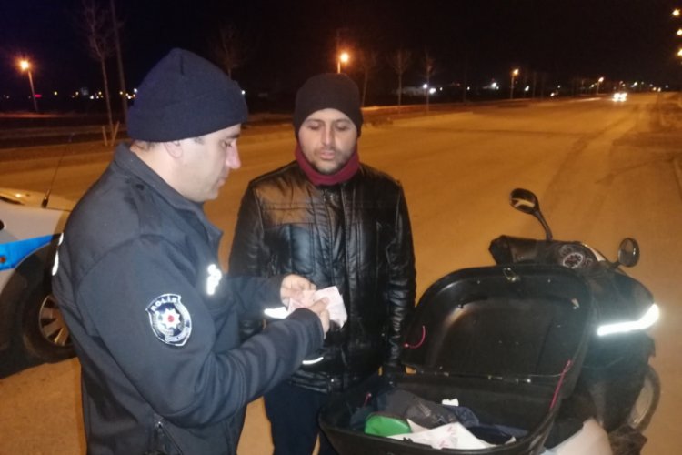 Kurye yolda bulduğu içi para dolu cüzdanı polise teslim etti