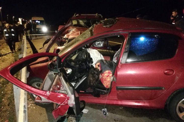 Bursa'da korkunç kaza! Otomobil ile kamyonet kafa kafaya çarpıştı