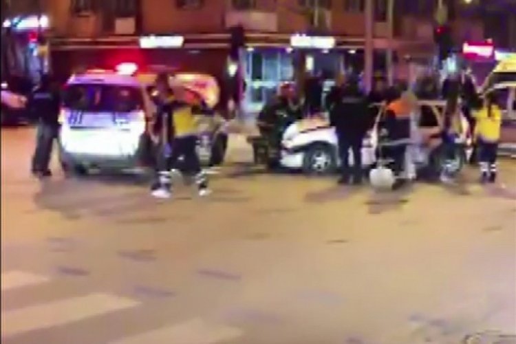 Otomobil polis otosuna çarptı