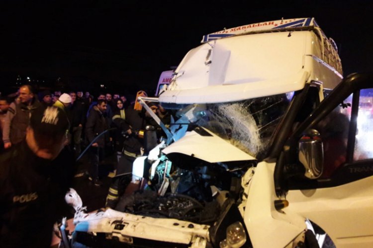 Aksaray'da minibüs tıra çarptı
