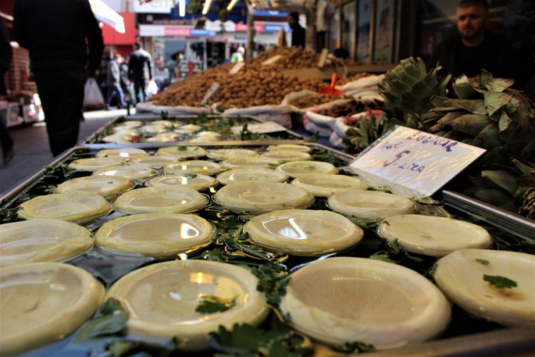 Bursa'da yeni yılın ilk enginarı Kıbrıs'tan tezgahlara geldi