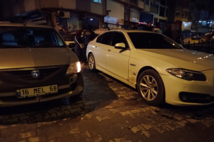 Bursa'da alkollü sürücü park halindeki otomobillere çarptı