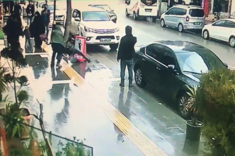 Polis, bıçaklı kavgayı havaya ateş ederek ayırdı