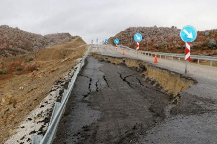 Karayolunda 50 metre uzunluğunda çukur oluştu