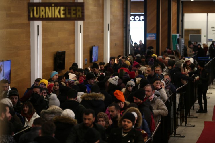 Bursa'da sise rağmen pistler doldu, teleferikte uzun kuyruklar oluştu