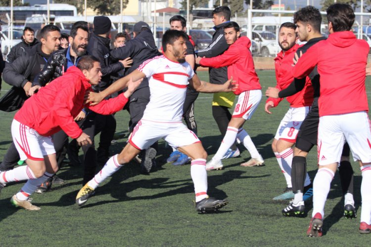 Amatör'de maçta tekmeler havada uçuştu
