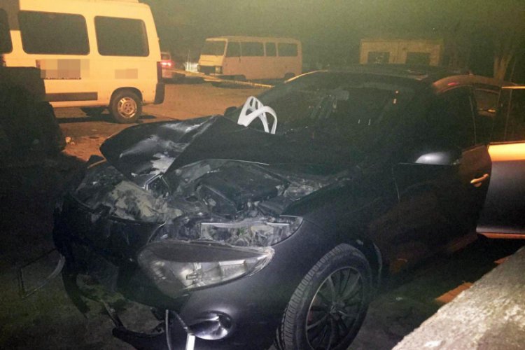 Kendisine çarpan otomobilin ön camından içeri girdi