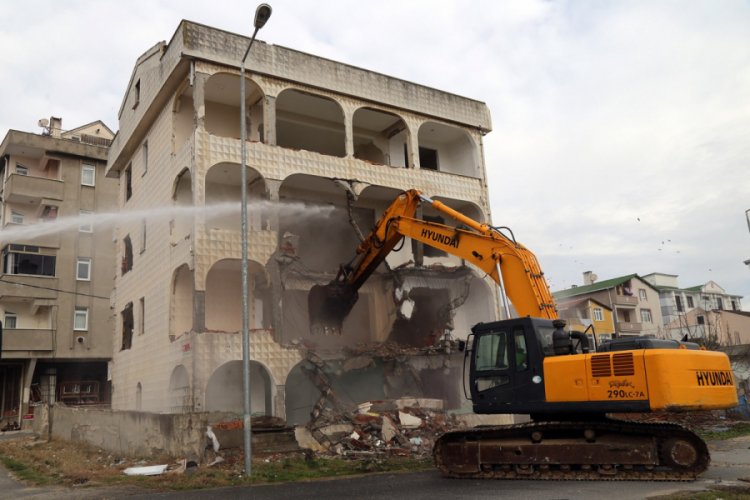 Deprem riski taşıyan 4 katlı bina yıkıldı