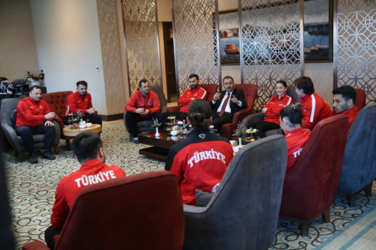 Bakan Kasapoğlu'ndan milli karatecilere ziyaret