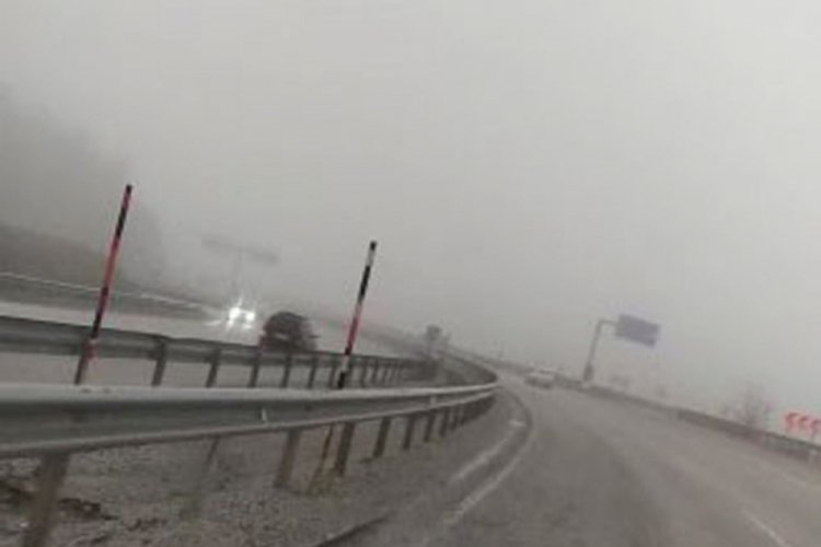 Ters şeritte ilerleyince tırın altında kalmaktan son anda kurtuldu