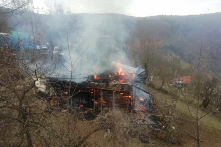 İki katlı ahşap ev yangında kül oldu