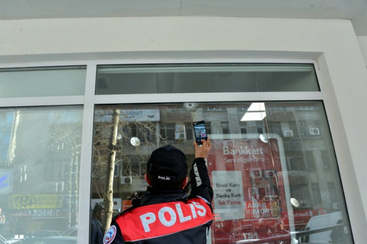 Banka şubesi kurşunlandı