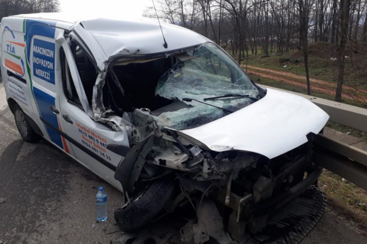 Bursa'da kontrolden çıkan araç, TIR'a çarptı