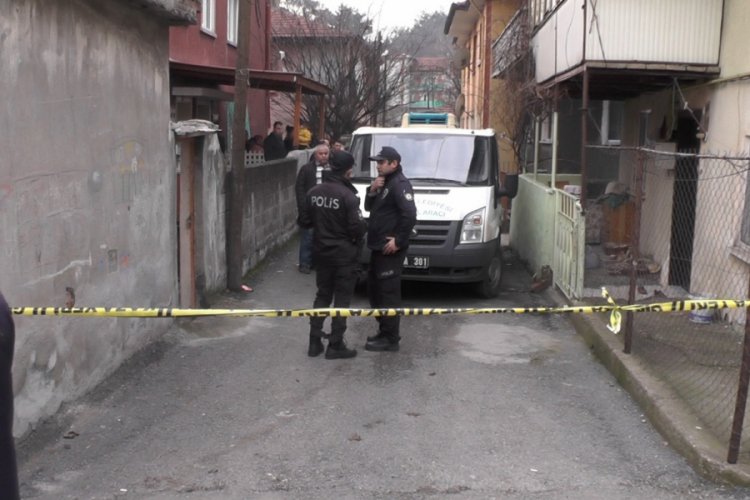 Kendisini çatı katında iple asarak intihar etti