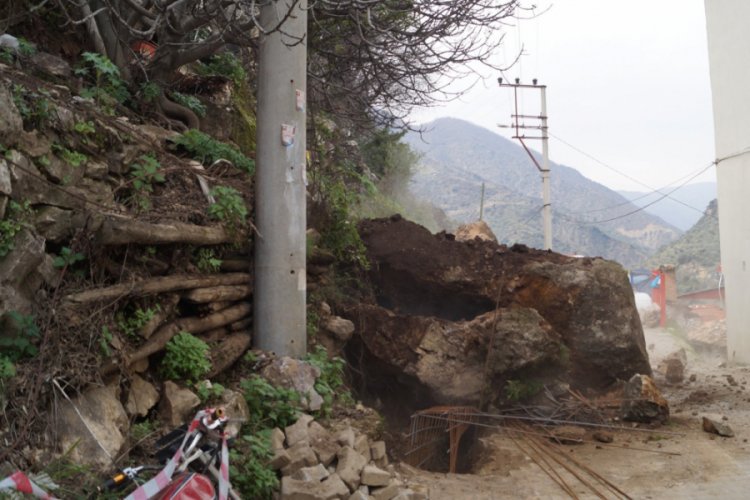 Heyelan sebebiyle yol kapandı