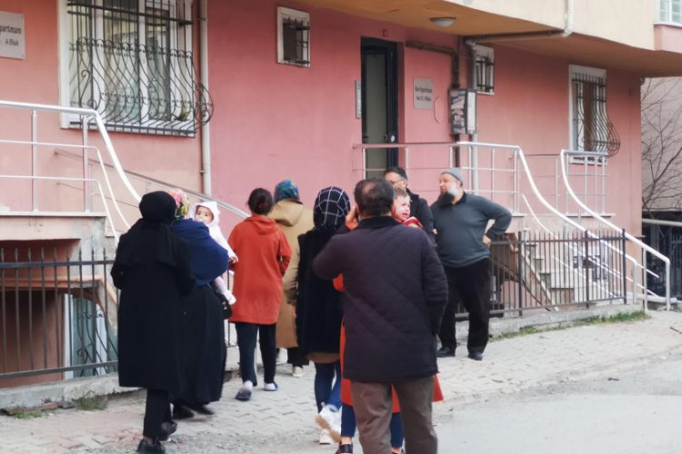Yangında 1'i bebek 3 kişi mahsur kaldı