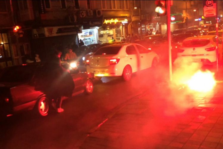 Asker eğlencesinde yol kapatıp meşale yaktılar