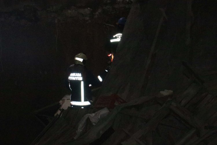 2 katlı hırdavatçı dükkanı çöktü