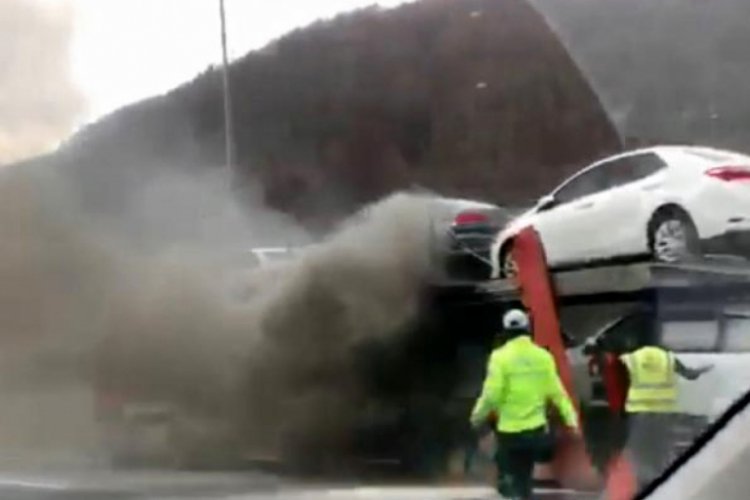 Balataları tutuşan TIR'ın dorsesindeki otomobiller zarar gördü