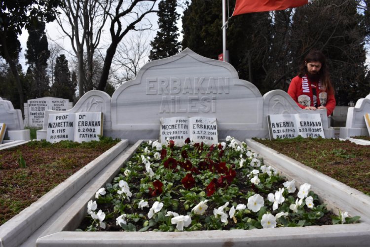 Necmettin Erbakan ölümünün 9.yıl dönümünde mezarı başında anıldı