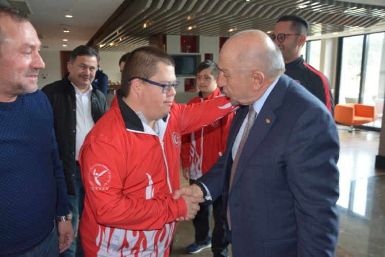 TFF Başkanı Özdemir, Down Sendromlular Milli Takımı ile bir araya geldi