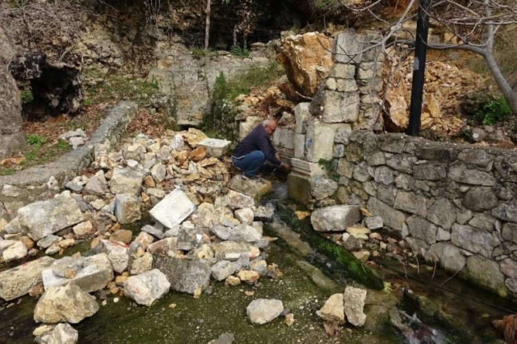 700 yıllık çeşmenin üzerine kaya düştü