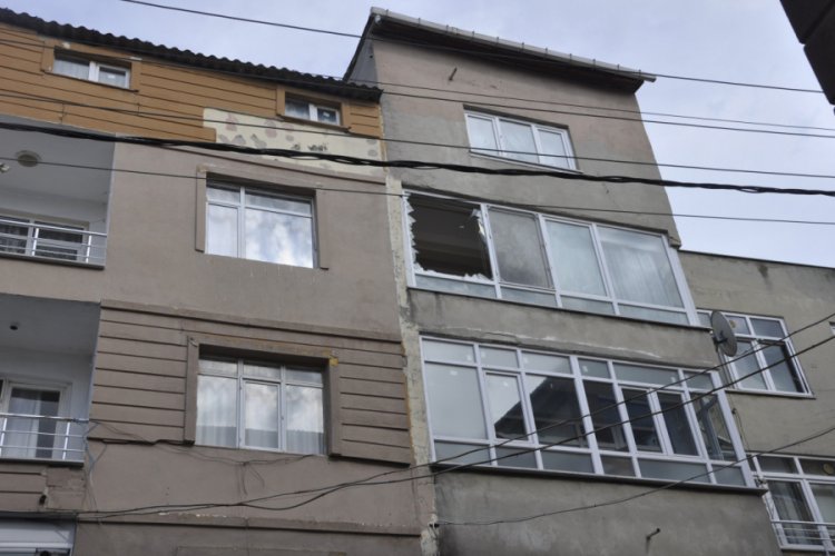 Çatı şiddetli rüzgarda parça parça uçtu