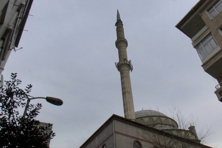 Cami minaresinin kurşun kaplamaları rüzgardan söküldü