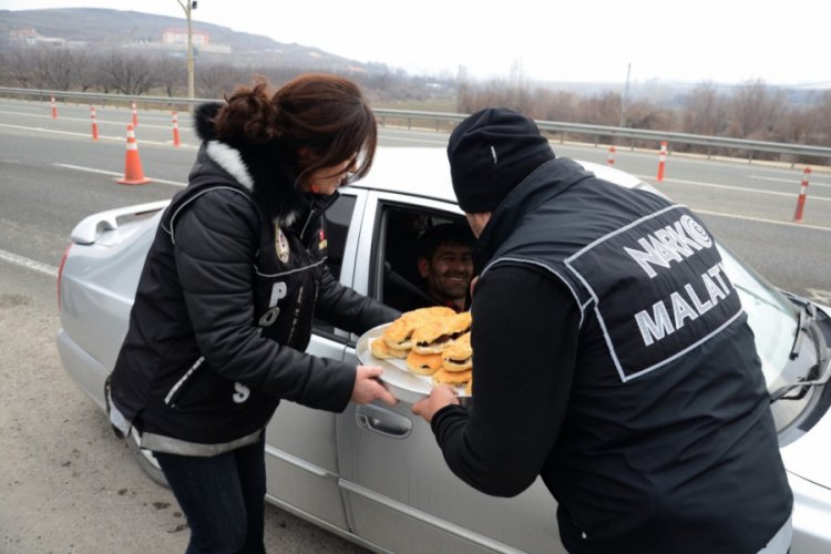 Malatya'da polis bu kez ceza kesmedi mangal ikram etti
